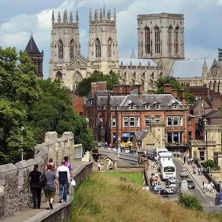 York Central One شقة *